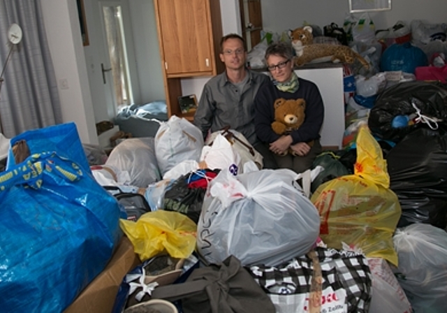 Kleiderberg für Flüchtlinge: Sylvia und Michael Bachmann inmitten eines Drittels der gesammelten Ware – Kleider und Plüschtiere – kurz vor dem Transport nach Graz. Foto: Martin Staub
