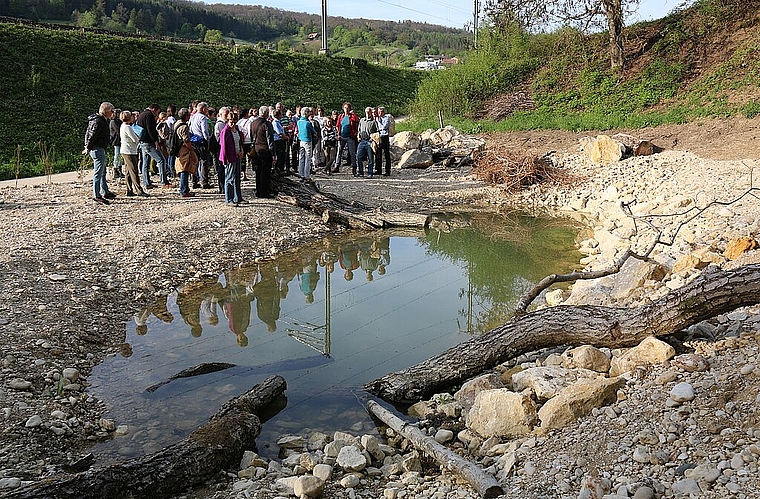 Einweihung des Weihers Chastelmatte: Der Jugendnaturschutz Laufental und Pro Natura Baselland werden den Weiher pflegen. Foto: Gaby Walther