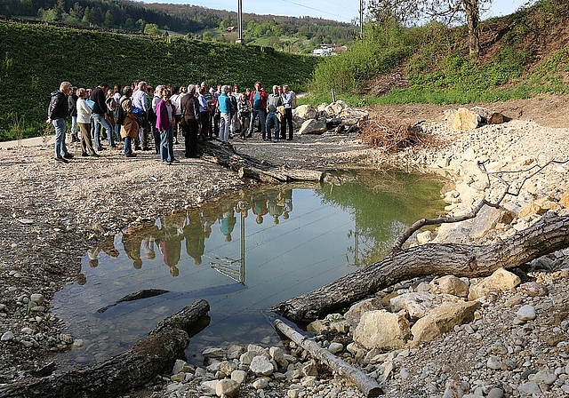 Einweihung des Weihers Chastelmatte: Der Jugendnaturschutz Laufental und Pro Natura Baselland werden den Weiher pflegen. Foto: Gaby Walther