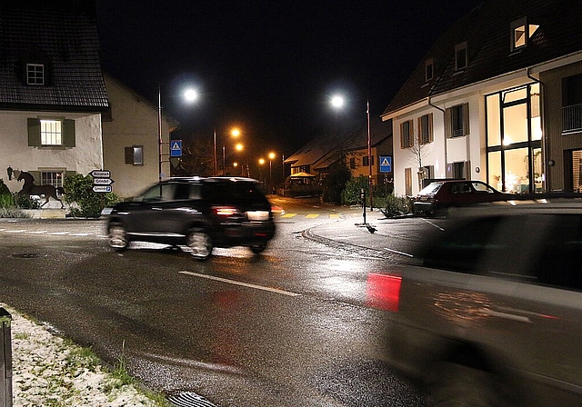 Licht an! Im Dorfkern von Wahlen sind bei den Zebrastreifen besonders helle, weisse Leuchtkörper montiert.Foto: Gini Minonzio