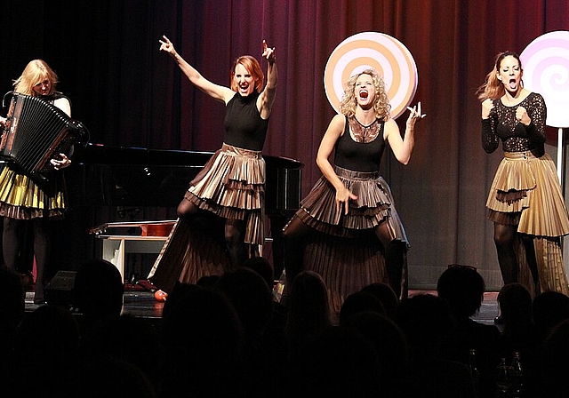 <em>Ziemlich abgefahren: </em>Die Exfreundinnen voll im Element.Foto: Georges H. Wolf

