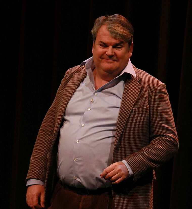 <em>Erfahren: </em>Raoul Furrler alias Mike Müller führte durch seine letzte Gemeindeversammlung.<em> Foto: Melanie Brêchet</em>