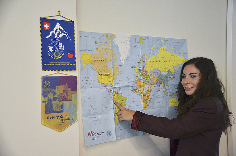 Hinaus in die Welt: Austauschstudentin Elisa Jörg zeigt auf der Landkarte Peru, ihre baldige Heimat auf Zeit. Foto: Jay Altenbach.