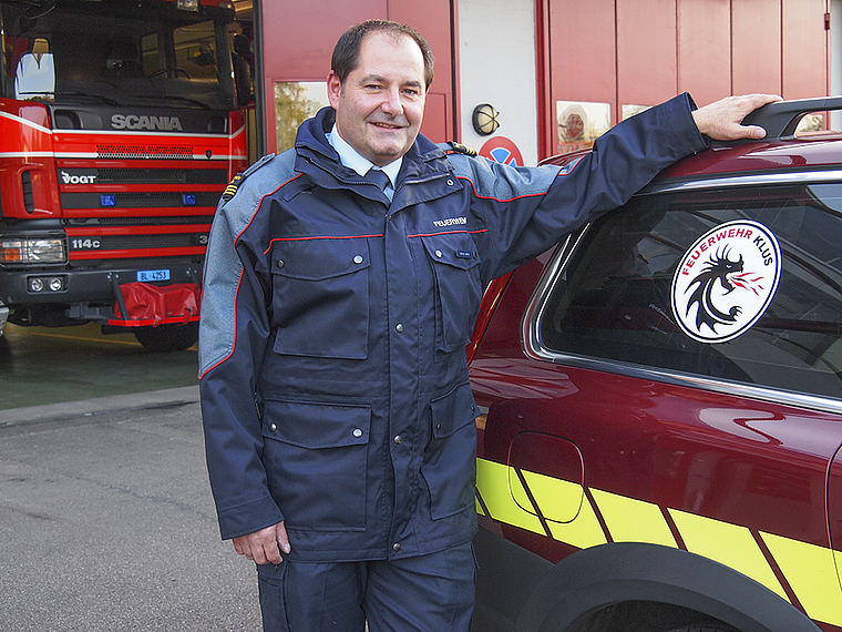 Kurz vor der Verabschiedung: Kommandant Martin Karrer auf dem Werkhof der Feuerwehr Klus. Foto: Tobias Gfeller