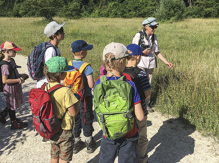 Unscheinbares am Wegrand: Die gelernte Botanikerin Frieda Suda konnte den Kindern die Freude an der Natur vermitteln.  Foto: Caspar Reimer