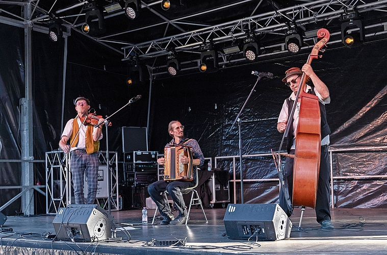 Reise durch die Folk-Kulturen: Die Melodikanten heizten dem Publikum ein. Reise durch die Folk-Kulturen: Die Melodikanten heizten dem Publikum ein.