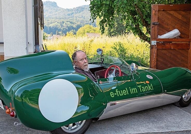 Zu Hause in Wahlen: Christoph Krüsi nimmt seinen Westfield Eleven, von denen nur eine Handvoll in der Schweiz immatrikuliert sind, für das «Wochenblatt» aus der Garage. Foto: Martin Staub