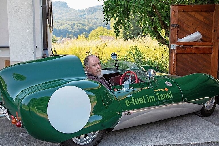 Zu Hause in Wahlen: Christoph Krüsi nimmt seinen Westfield Eleven, von denen nur eine Handvoll in der Schweiz immatrikuliert sind, für das «Wochenblatt» aus der Garage. Foto: Martin Staub