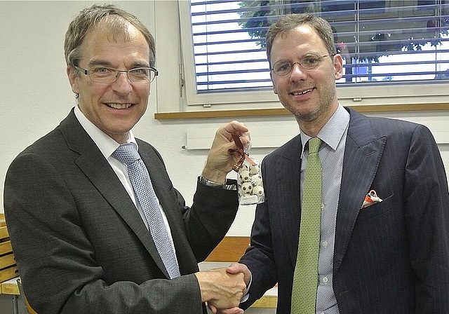 Mit einem positiven Rechnungsabschluss und weniger Schulden lebt es sich besser: Gemeindepräsident Dieter Künzli und Finanzchef Christian Thalmann loben die gute Zusammenarbeit im Gemeinderat. Foto: Bea Asper