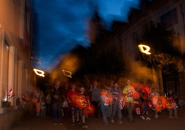 Fackelumzug: Wer keinen Lampion mitbrachte, wurde durch die Stadt gratis ausgerüstet. Fotos: Martin Staub