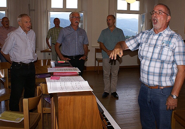 Seit 40 Jahren beim Männerchor Himmelried: Dirigent Fredy Zürcher. Foto: Jürg Jeanloz