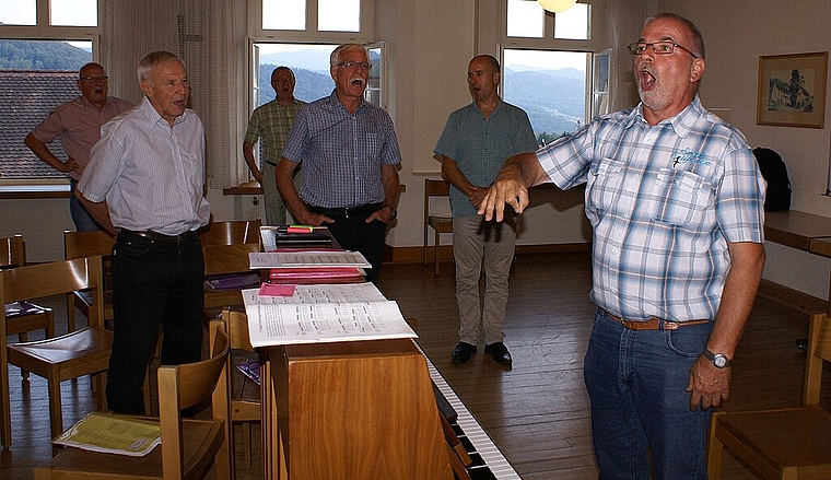 Seit 40 Jahren beim Männerchor Himmelried: Dirigent Fredy Zürcher. Foto: Jürg Jeanloz