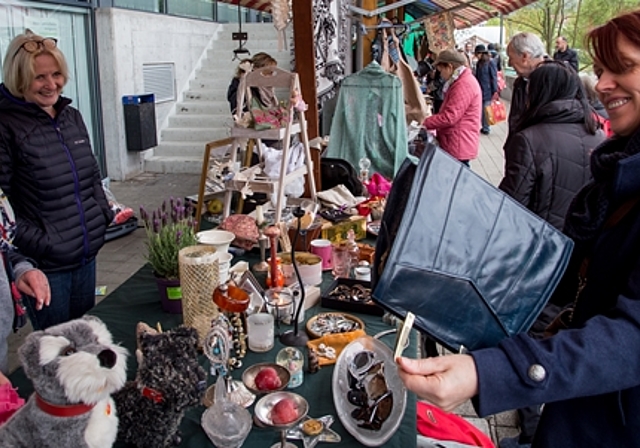 Flohmarkt: Rund ums Birs Center sind die Stände verteilt. Die Waren werden genau unter die Lupe genommen. Fotos: Martin Staub
