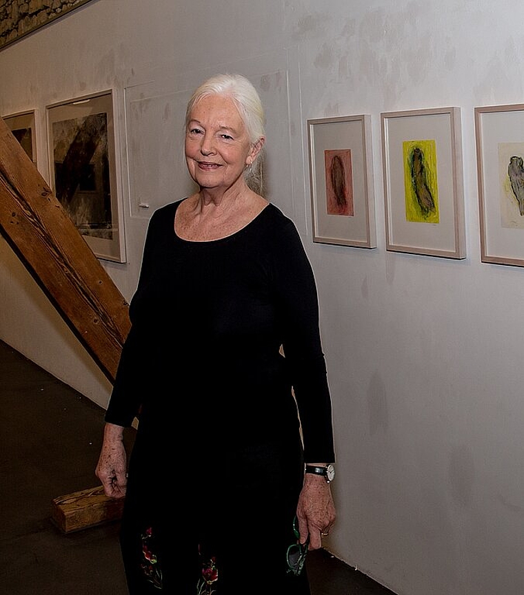 <em>Jill Wäber: </em>Die Künstlerin vor der Serie «Skelpie» im Alts Schlachthuus. Foto: Martin StaubFoto: martin staub