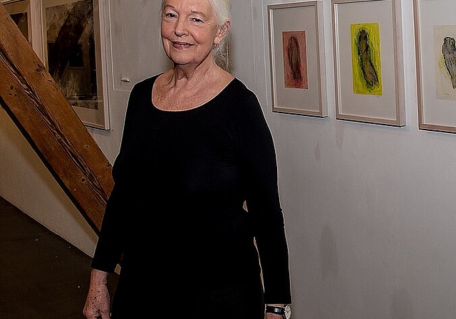 <em>Jill Wäber: </em>Die Künstlerin vor der Serie «Skelpie» im Alts Schlachthuus. Foto: Martin StaubFoto: martin staub