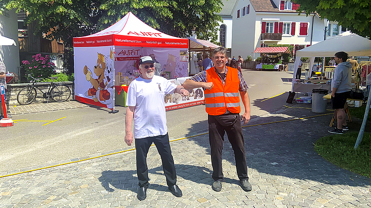 Nach dem Lockdown: Beda Flury (l.) und Marktchef Wolfgang Imhof freuen sich, endlich wieder Besucherinnen und Besucher am Warenmarkt begrüssen zu dürfen. Foto: Caspar Reimer