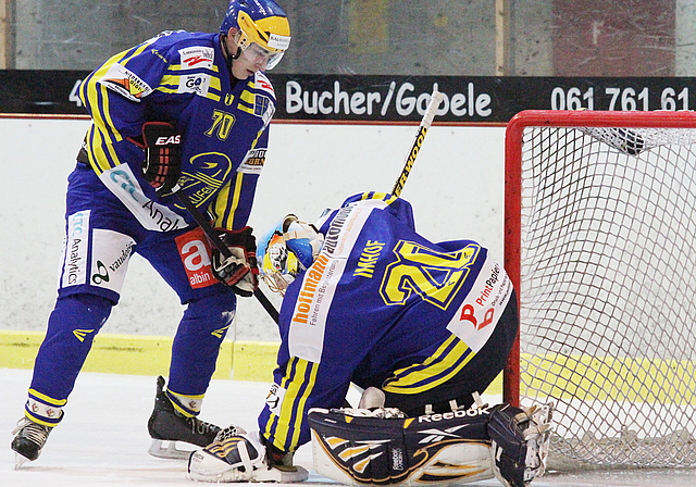 Bollwerk: Auch auf sie kommt es an, damit Laufen defensiv stabil ist. Pascal Glanzmann und Goalie Christoph Imhof   Foto: eh-press