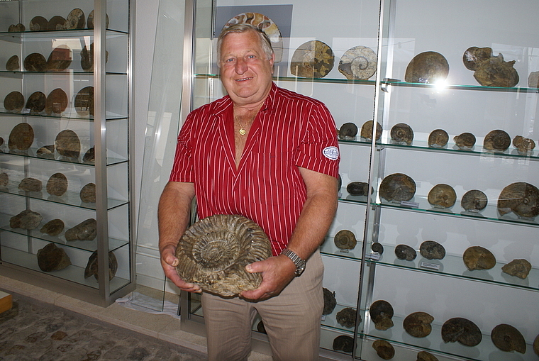 Zwanzig Kilogramm: Peter Borer hat es öfter auch mit schweren Brocken zu tun. Foto: Jürg Jeanloz