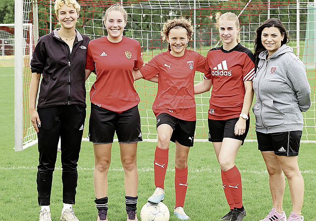 Motiviert: Daria Jermann, Chefin der Frauenabteilung (links) und Sportchefin Esra Föll (rechts) mit Spielerinnen aus den Teams, die der DFC Breitenbach führt.  Foto: eh-presse
