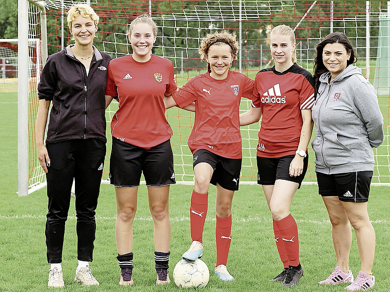 Motiviert: Daria Jermann, Chefin der Frauenabteilung (links) und Sportchefin Esra Föll (rechts) mit Spielerinnen aus den Teams, die der DFC Breitenbach führt. Foto: eh-presse