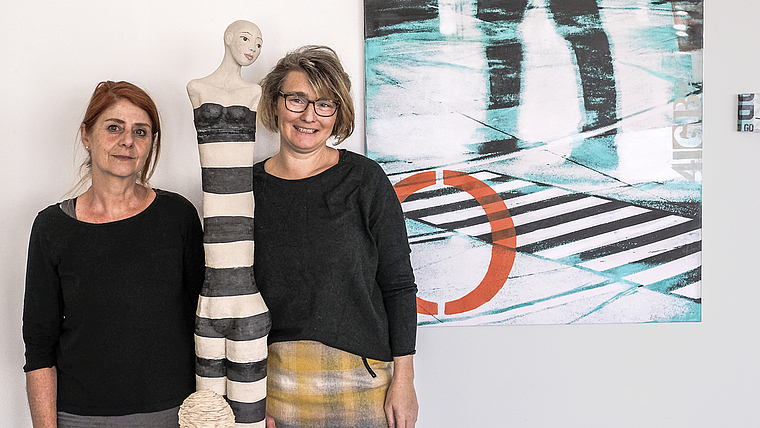 Doppelausstellung: Florence Rometsch und Barbara Frommherz (v. l.) vor dem Bild «Wie viel Absichtslosigkeit verträgt die Leichtigkeit». Foto: Thomas Brunnschweiler