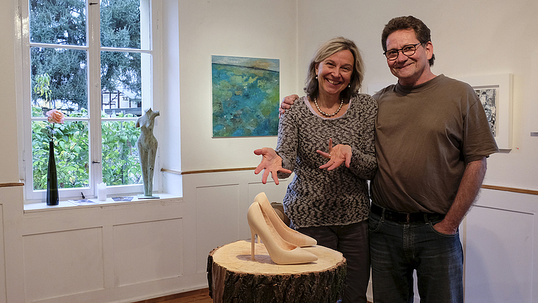 Reizvoller Mix: Irène Spörri, Malerei, und Thomas Hofstetter, Holzskulpturen in der Galerie Art am Hof an der Ziegelgasse 10. Foto: Thomas Brunnschweiler