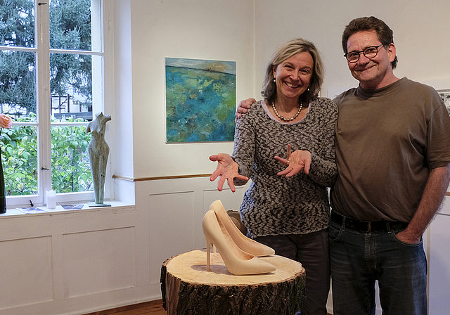 Reizvoller Mix: Irène Spörri, Malerei, und Thomas Hofstetter, Holzskulpturen in der Galerie Art am Hof an der Ziegelgasse 10.  Foto: Thomas Brunnschweiler