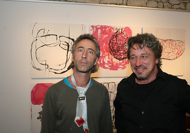 Rot: Charles Blockey (links) und Dieter Buchwalder eröffneten die Vernissage mit einer gemeinsamen Performance.  Foto: Thomas Immoos
