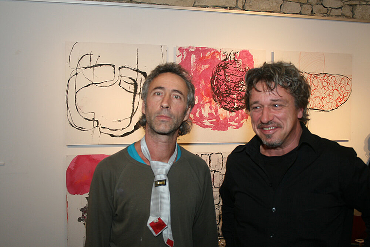 Rot: Charles Blockey (links) und Dieter Buchwalder eröffneten die Vernissage mit einer gemeinsamen Performance. Foto: Thomas Immoos