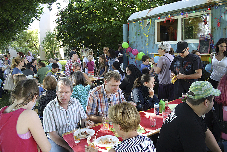 Café auf Rädern: Hier können sich Menschen jeden Alters und aus unterschiedlichsten Kulturen begegnen. Foto: ZVG