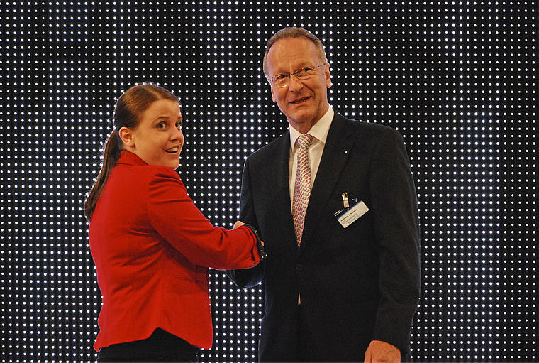Offizieller Handschlag: Andreas Schneider beglückwünscht Tina Jaberg aus Münchenstein, die Beste der Region, zu ihrer Note von 5,6. Foto: Thomas Brunnschweiler