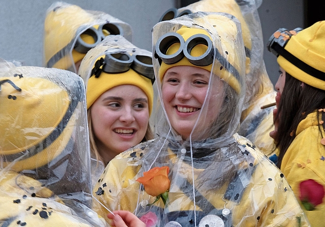 In Gelb: Zaungästinnen als Minions verkleidet.