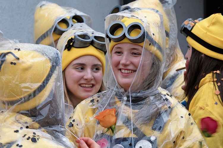In Gelb: Zaungästinnen als Minions verkleidet.