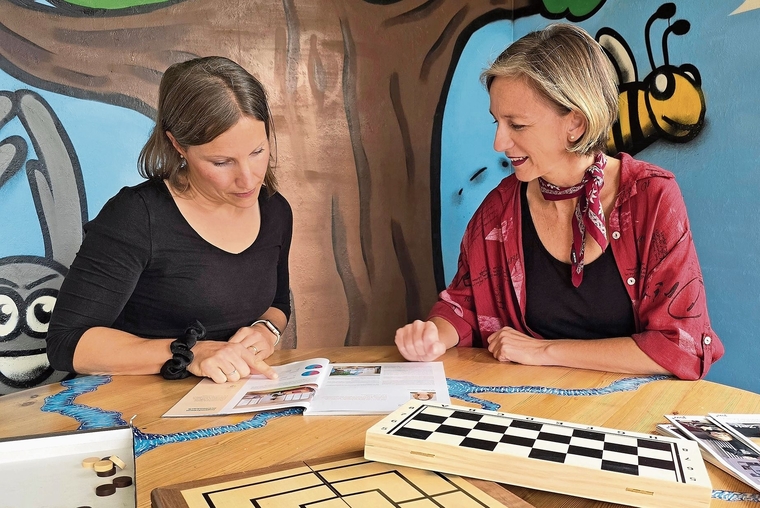 Wollen sich im Gemeinderat für die Jugendarbeit einsetzen: Die designierte Gemeinderätin Anja Studer (l.) und Gemeinderätin Irene Marchesi. Foto: zvg
