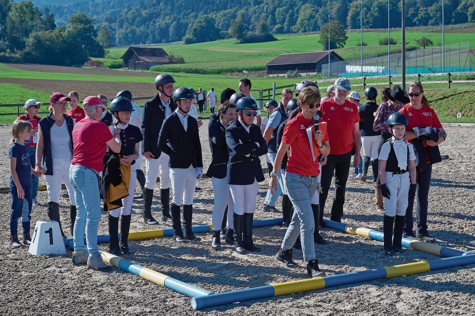 Erklärt den Parcours: Gisela Imark engagiert sich seit 2010 ehrenamtlich für den Verein Special Olympics Switzerland. Fotos: zvg