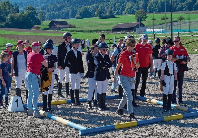 Erklärt den Parcours: Gisela Imark engagiert sich seit 2010 ehrenamtlich für den Verein Special Olympics Switzerland. Fotos: zvg
