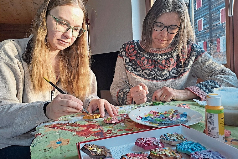 In der Plakettenwerkstatt: Thea Hübscher (l.) und Manuela Pflugi verwandeln bereits seit fast 20 Jahren die Laufner Fasnachtsplakette in kleine Kunstwerke. Foto: zvg