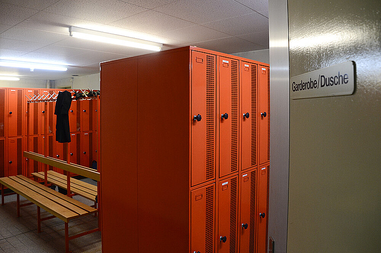 Gendermässig unkorrekt: Noch müssen sich die Feuerwehrfrauen und -männer Garderobe und Dusche teilen. Foto:Heiner Leuthardt