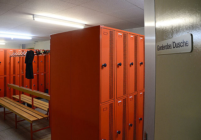 Gendermässig unkorrekt: Noch müssen sich die Feuerwehrfrauen und -männer Garderobe und Dusche teilen.  Foto:Heiner Leuthardt