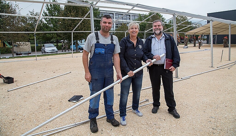 Aufbau in vollem Gange: OK-Präsidentin Veronika Karrer und die Bauverantwortlichen Armin Kündig (l.) und Markus Vögtlin packen voll mit an. Foto: Martin Staub