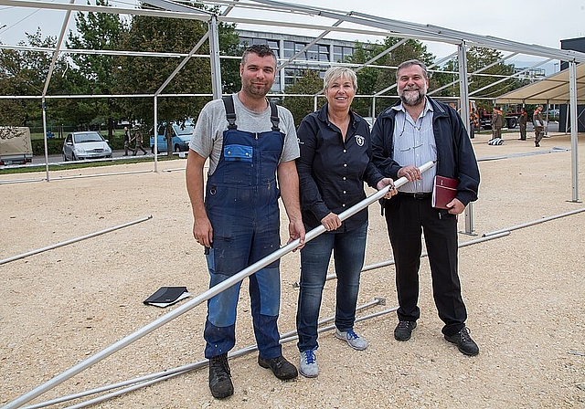 Aufbau in vollem Gange: OK-Präsidentin Veronika Karrer und die Bauverantwortlichen Armin Kündig (l.) und Markus Vögtlin packen voll mit an. Foto: Martin Staub