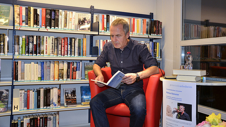 Seine Leidenschaft gilt dem Wort: Markus Ramseier während seiner Lesung in der Gemeindebibliothek. Foto: Fabia Maieroni