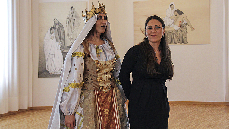 Tänzerin und Malerin: Irene Baruffetti und Stella Radiacati im KunstRaumRhein.  Foto: Tobias Gfeller