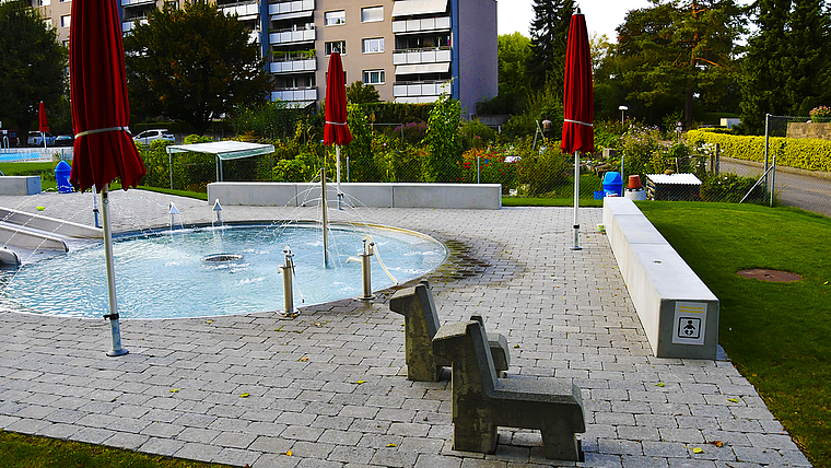 Zu knapp bemessen: Die Liegefläche um das Kinderplanschbecken soll vergrössert werden.  Foto: Bea Asper