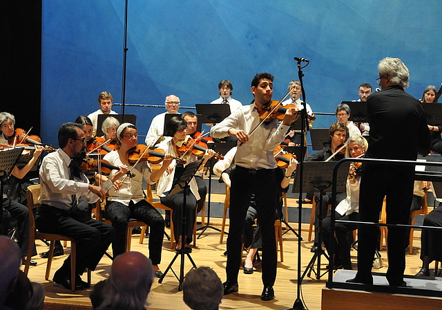 Brillante Violinklänge: Das Orchester Dornach und Solist Edouard Mätzener (l.) sorgten unter der Leitung von Jonathan Brett Harrison für grosse Begeisterung.  Foto: I. Hitz