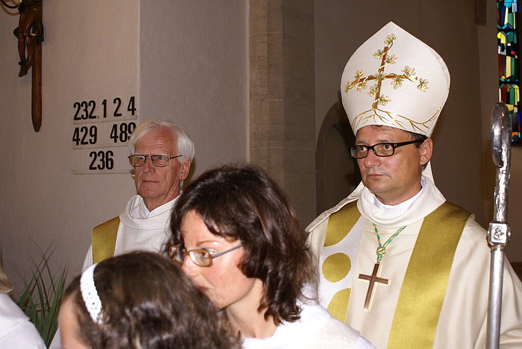 Gottesdienst in der Kirche St. Nikolaus, Dittingen: Pfarrer Walter Meier und Bischof Felix Gmür. Foto: Jürg Jeanloz