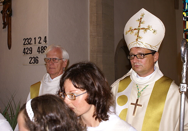 Gottesdienst in der Kirche St. Nikolaus, Dittingen: Pfarrer Walter Meier und Bischof Felix Gmür.   Foto: Jürg Jeanloz
