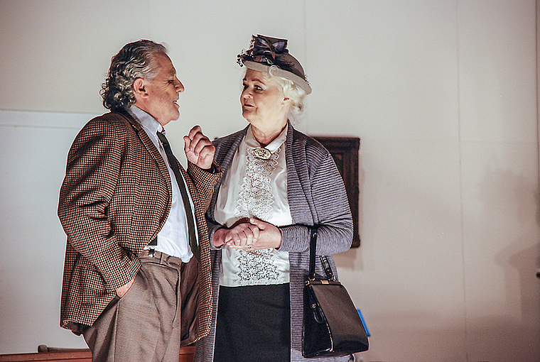 Verfolgen gemeinsam dieselbe Fährte: Inspektor Craddock (Heinz Röllin) und Miss Marple (Trudy Vögtli), v. l.  Foto: Thomas Brunnschweiler