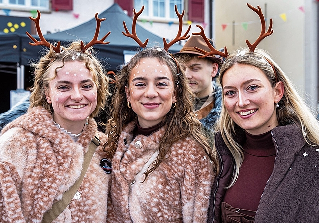 Ohne Scheu: Drei Rehe scherten sich nicht um die Jäger im Rücken.