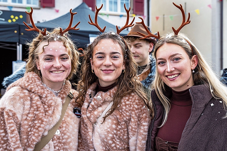 Ohne Scheu: Drei Rehe scherten sich nicht um die Jäger im Rücken. Ohne Scheu: Drei Rehe scherten sich nicht um die Jäger im Rücken.